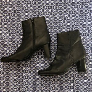 Leather heeled short boots, size 9. Woven line detail. Zippers.